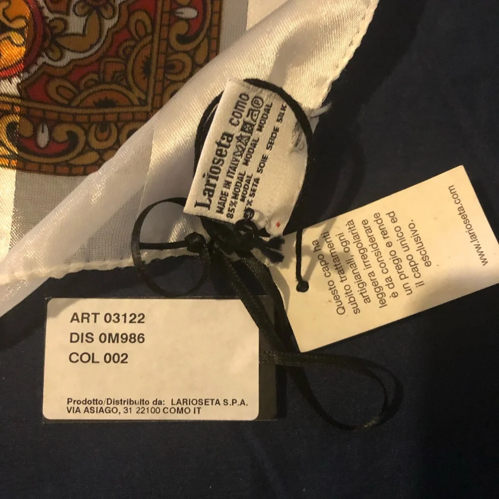 Moschino scarf ( large ) SOLD - Picture 6 of 11